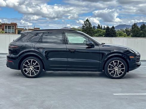 Certified 2023 Porsche Cayenne Platinum Edition image 9
