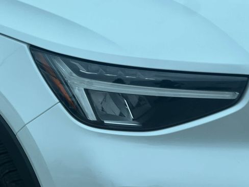 Used 2023 Volvo XC40 B4 Core w/ Convenience Package image 34