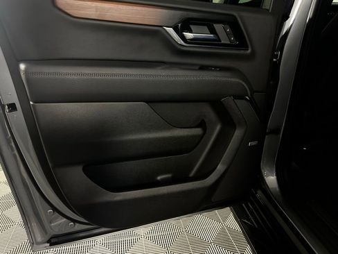 Used 2025 GMC Yukon XL Denali image 29