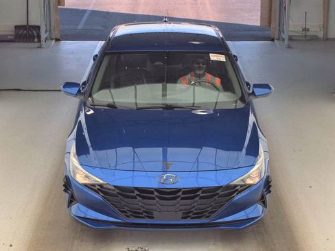 Used 2023 Hyundai Elantra SEL w/ Convenience Package FWD image 3