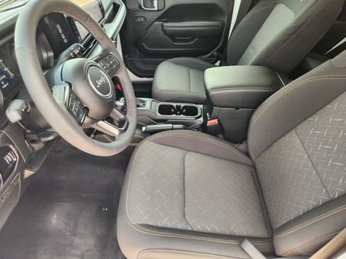 Used 2025 Jeep Gladiator Mojave w/ Convenience Group AWD/4WD image 13