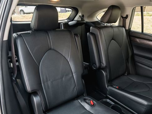 Used 2024 Toyota Highlander Limited image 29