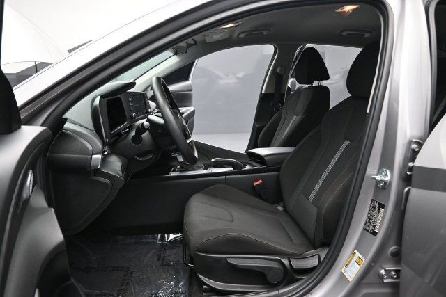 Used 2025 Hyundai Elantra SE FWD image 16