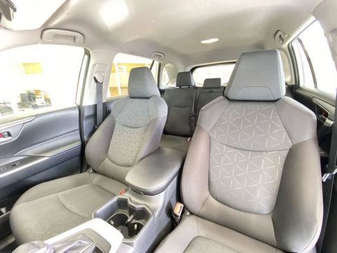 Used 2025 Toyota RAV4 XLE AWD/4WD image 14