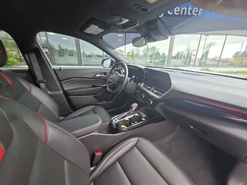 Used 2024 Chevrolet Trax RS FWD image 17