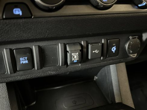 Used 2020 Toyota Tacoma TRD Off-Road AWD/4WD image 35