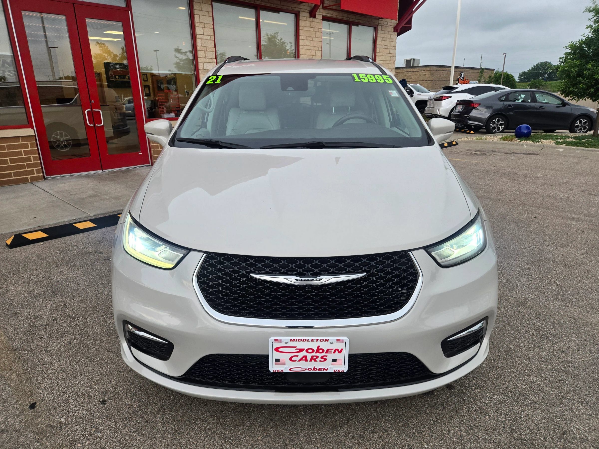 Used 2021 Chrysler Pacifica Touring-L FWD image 2