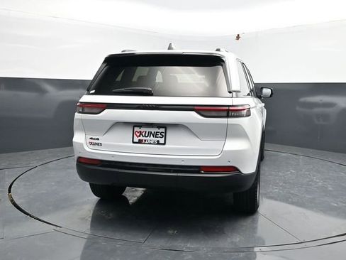Used 2025 Jeep Grand Cherokee Altitude AWD/4WD image 8