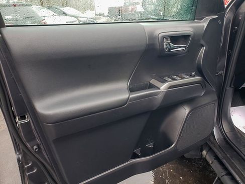 Used 2023 Toyota Tacoma TRD Off-Road image 9