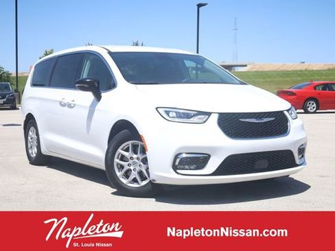 Used 2024 Chrysler Pacifica Touring-L FWD image 1