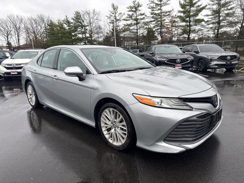 Used 2019 Toyota Camry XLE image 3