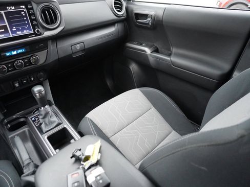 Used 2022 Toyota Tacoma TRD Sport image 18