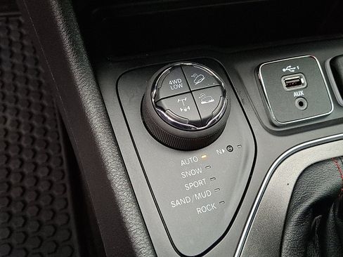 Used 2020 Jeep Cherokee Trailhawk w/ Cold Weather Group AWD/4WD image 23