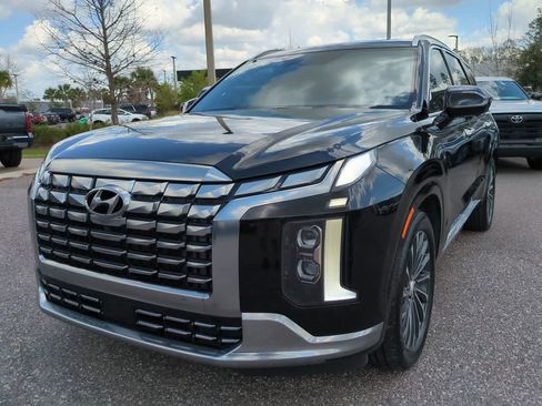 Used 2023 Hyundai Palisade Calligraphy image 2