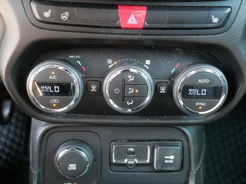 Used 2017 Jeep Renegade Latitude w/ Popular Equipment Group AWD/4WD image 29