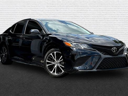 Used 2019 Toyota Camry SE FWD image 3