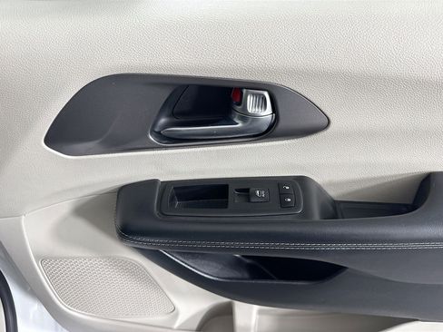 Used 2023 Chrysler Pacifica Touring-L image 31