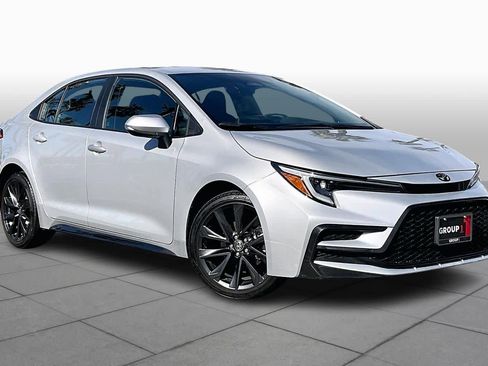 Used 2023 Toyota Corolla SE image 2