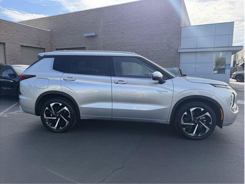 Used 2025 Mitsubishi Outlander 4WD Plug-In Hybrid image 4