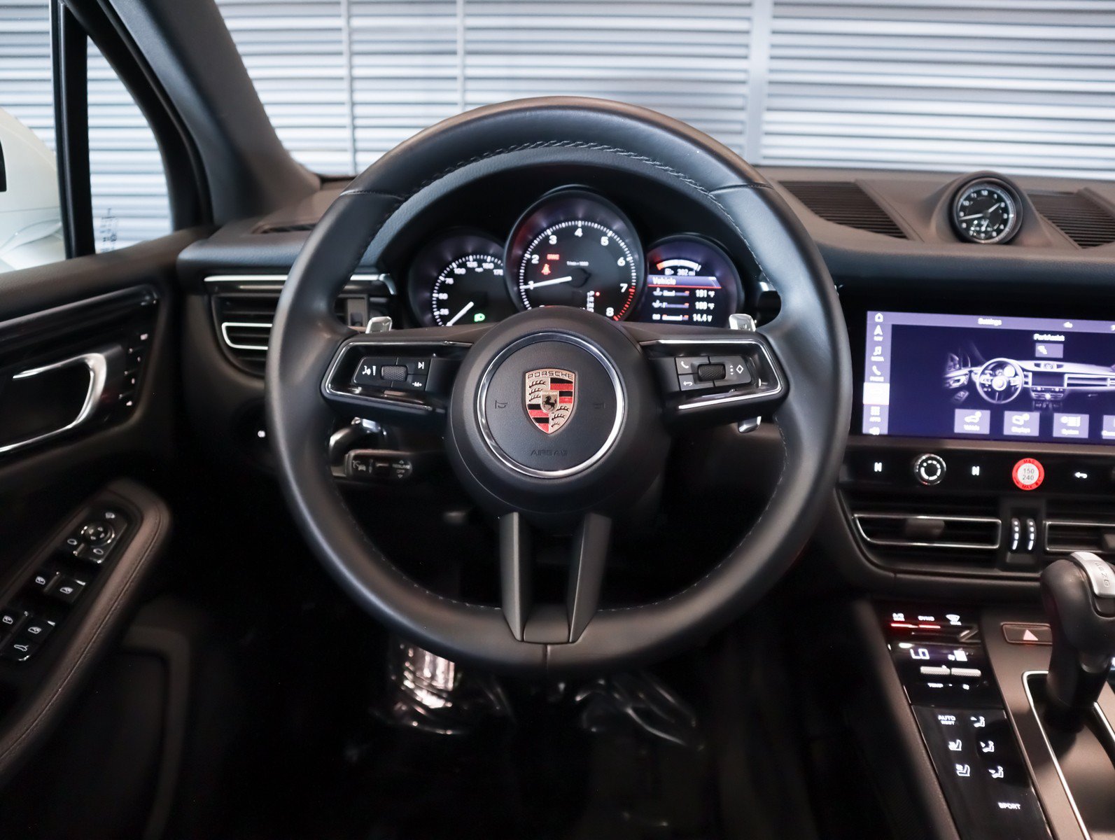 Certified 2024 Porsche Macan AWD/4WD image 17