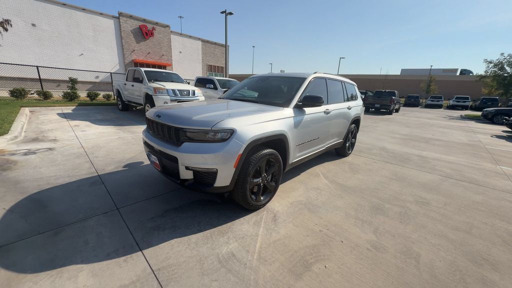 Used 2025 Jeep Grand Cherokee L Limited w/ Black Appearance Package AWD/4WD image 2