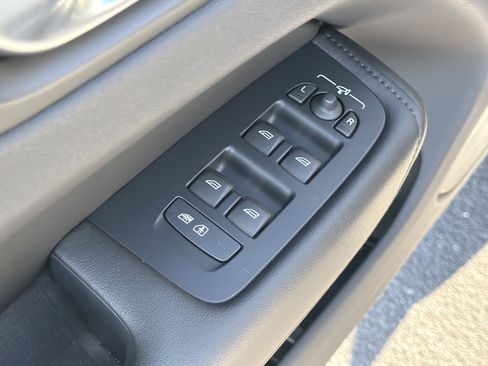 Certified 2025 Volvo XC60 B5 Plus image 15