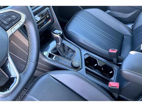 Used 2022 Volkswagen Tiguan SE AWD/4WD image 17