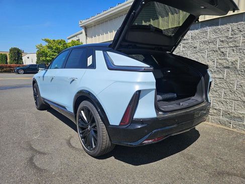 New 2026 Cadillac Lyriq Signature Sport w/ LPO, ONYX Package AWD/4WD image 7