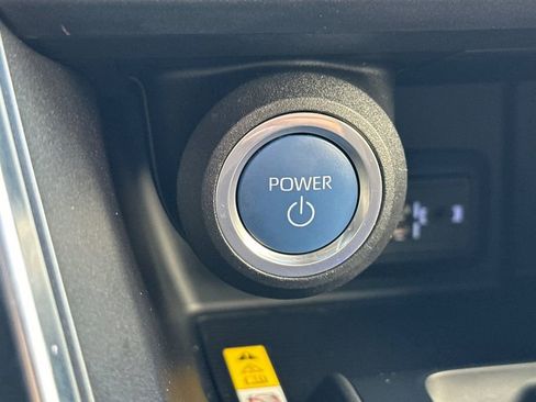 Used 2022 Toyota Venza LE image 22