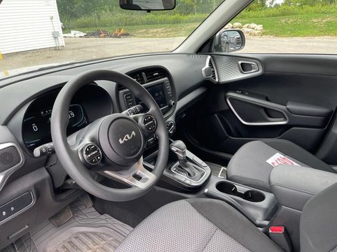 Used 2025 Kia Soul LX w/ LX Technology Package FWD image 6