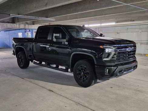 Used 2024 Chevrolet Silverado 2500 LT w/ Midnight Edition AWD/4WD image 3
