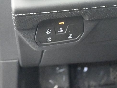 Used 2025 Volkswagen Atlas SE image 30