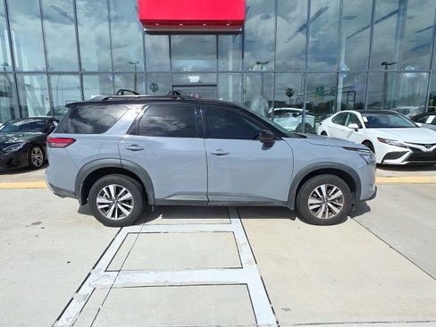 Used 2023 Nissan Pathfinder SL image 3