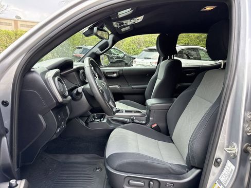 Used 2020 Toyota Tacoma TRD Off-Road w/ Technology Package image 18