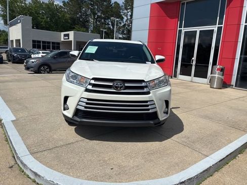 Used 2019 Toyota Highlander XLE image 2