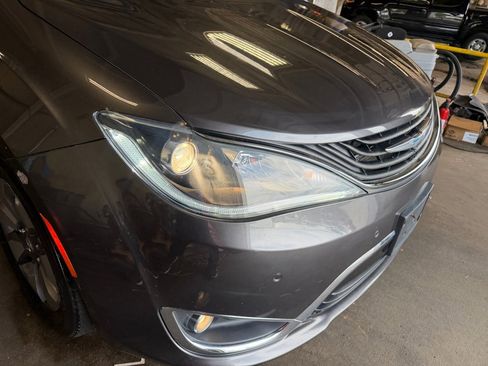 Used 2019 Chrysler Pacifica Limited w/ Advanced Safetytec Group FWD image 28