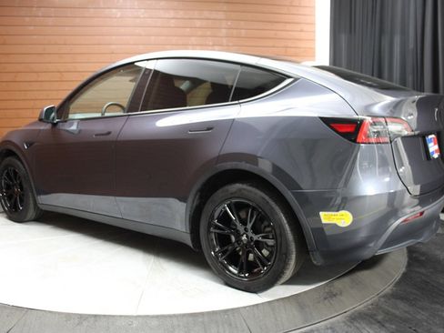Used 2022 Tesla Model Y Long Range image 10