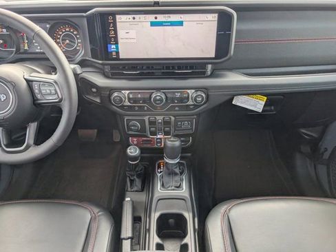 Used 2025 Jeep Gladiator Rubicon w/ Convenience Group AWD/4WD image 7