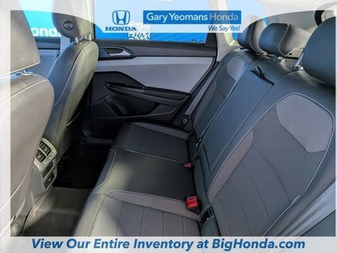 Used 2024 Volkswagen Taos SE image 16