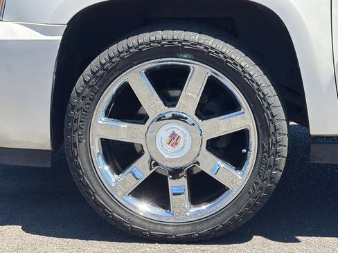 Used 2011 Cadillac Escalade ESV Premium AWD/4WD image 29