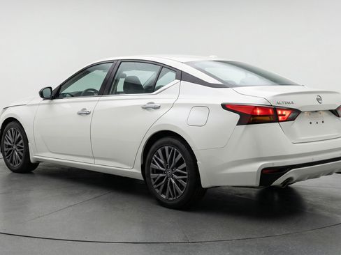 Used 2025 Nissan Altima 2.5 SV FWD image 6