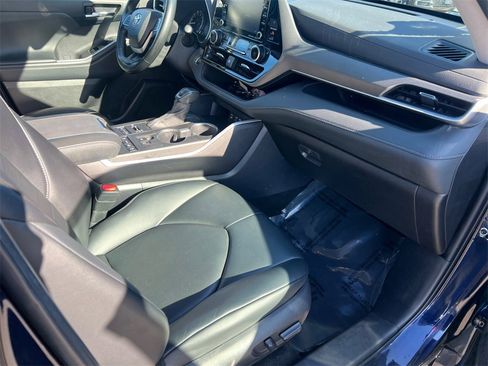 Used 2022 Toyota Highlander XLE image 23