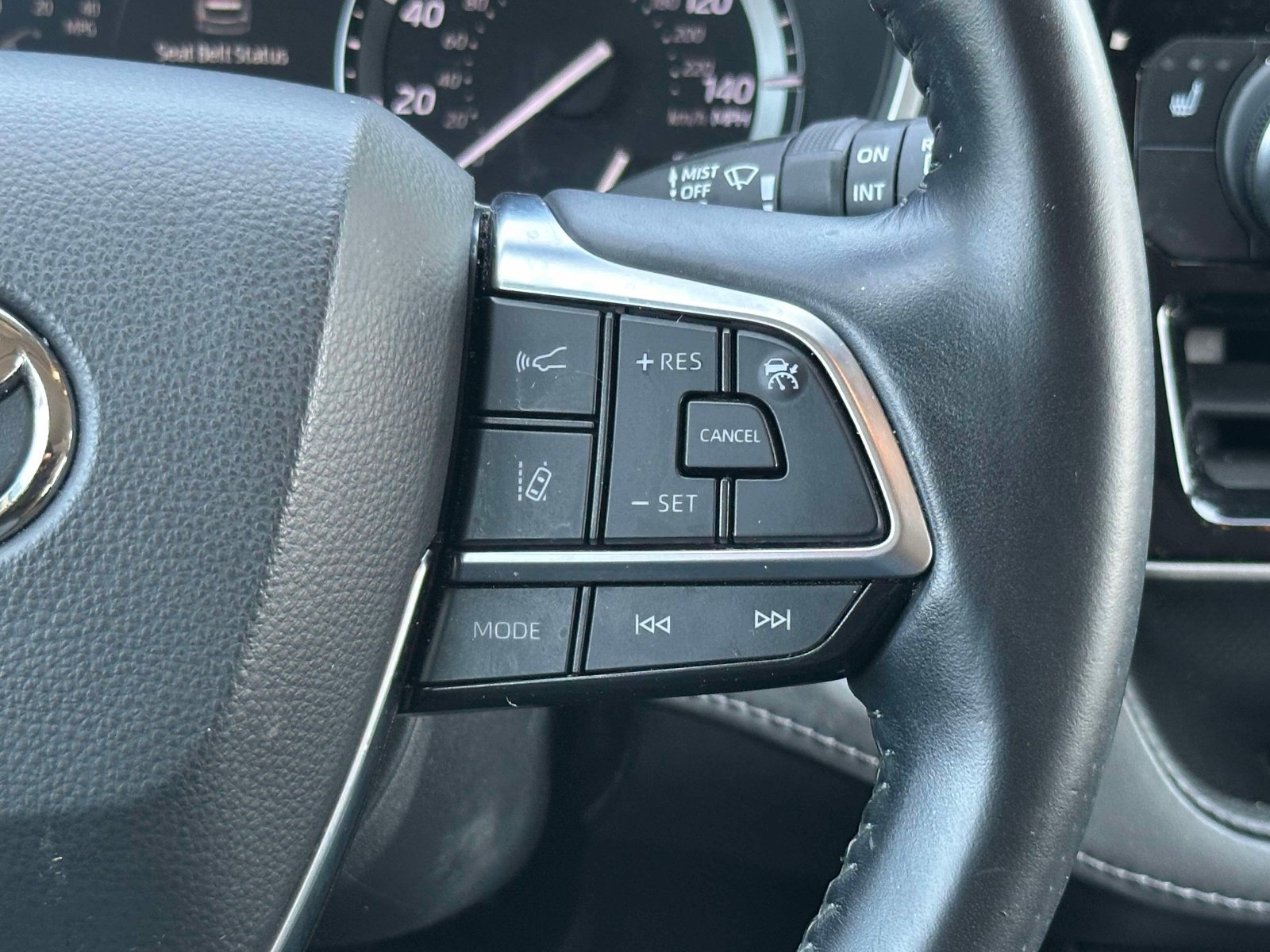 Used 2021 Toyota Highlander XLE AWD/4WD image 25
