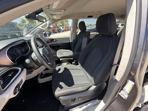 Used 2023 Chrysler Voyager LX image 27