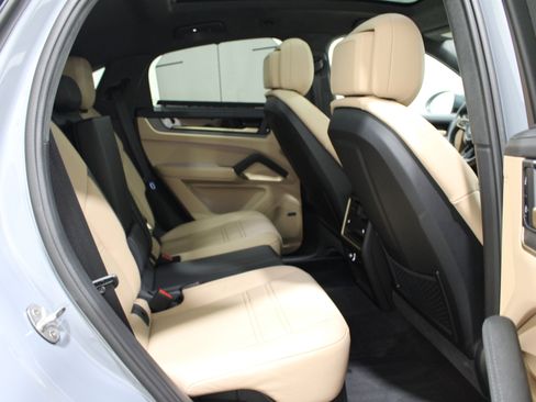 Used 2025 Porsche Cayenne Turbo AWD/4WD image 28