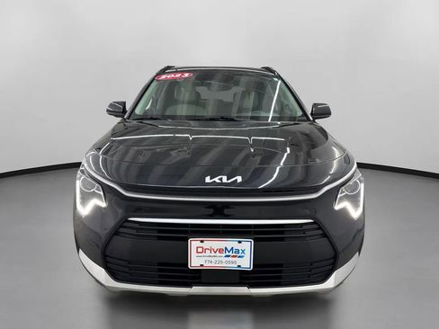 Used 2023 Kia Niro EX image 2