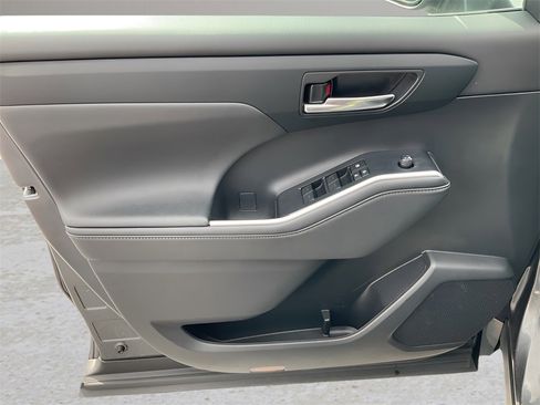 Used 2024 Toyota Highlander XLE image 3