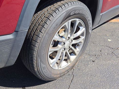 Used 2019 Jeep Cherokee Latitude Plus w/ Cold Weather Group image 9