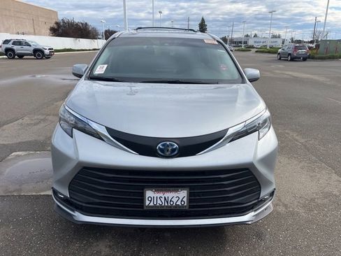 Used 2025 Toyota Sienna XLE image 2