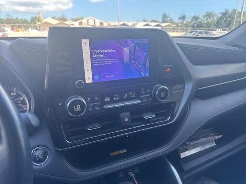 Used 2023 Toyota Highlander XLE image 12